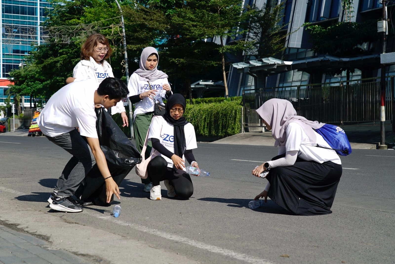 Telkom Gelar Aksi Jalan Santai Sambil Pilah Sampah Plastik dalam Rangkaian GoZero% Goes to Medan